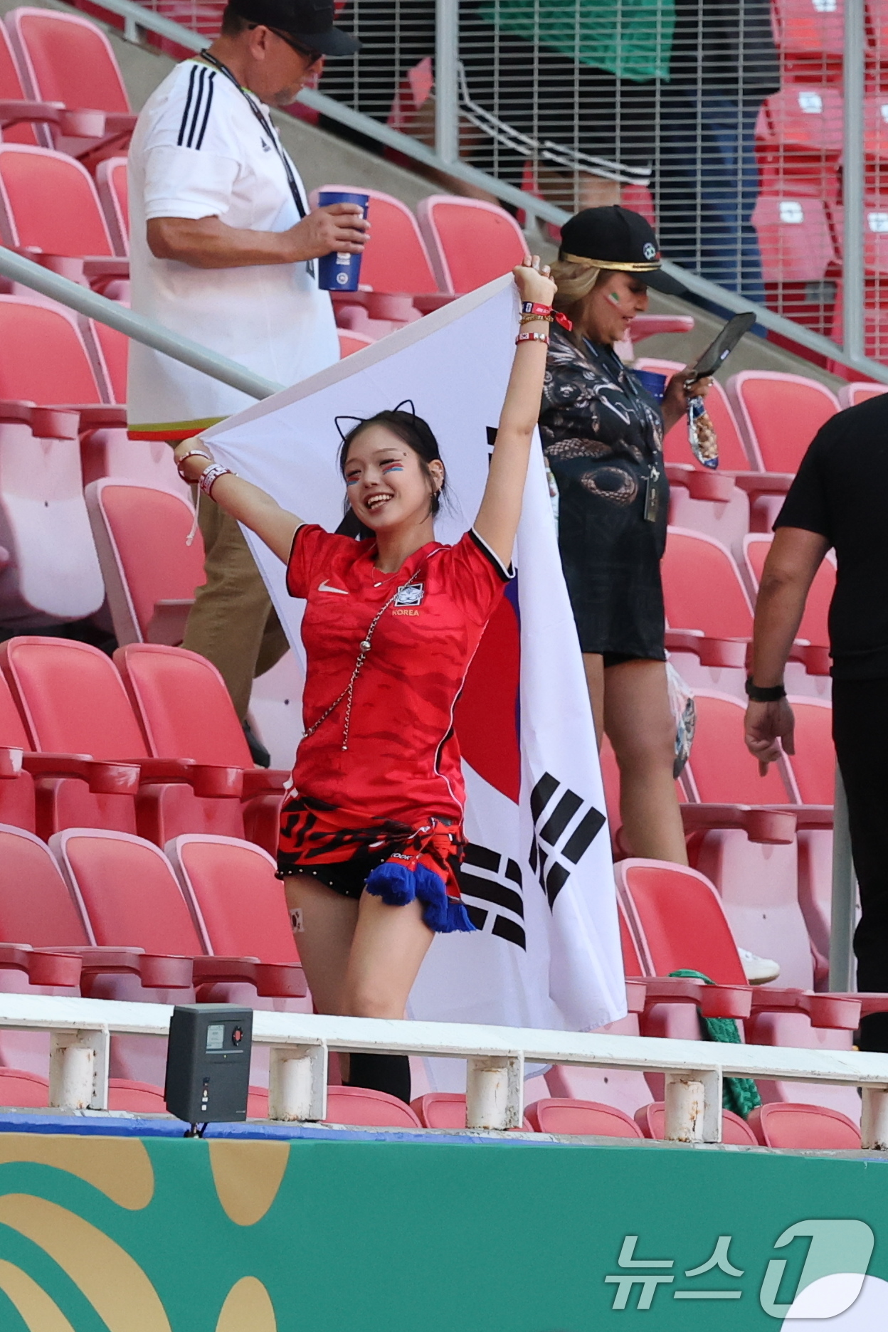(과달라하라(멕시코)=뉴스1) 임세영 기자 = 국제축구연맹(FIFA)의 공식 초청을 받은 유튜버 이노냥(본명 윤수진)이 18일(현지시간) 멕시코 과달라하라 스타디움에서 열린 202 …
