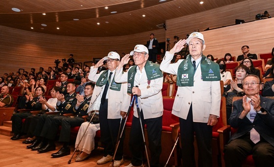 육군, '2026 호국음악회'…세븐틴 호시 자작곡 맞춰 태권도 군무