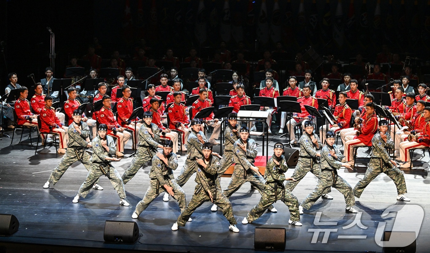 (서울=뉴스1) = 육군 태권도 시범단이 지난 18일 세종예술의전당에서 열린 '2026 대한민국 육군 호국음악회'에서 '무적의 육군'에 맞춰 군무를 선보이고 있다. (육군 제공. …