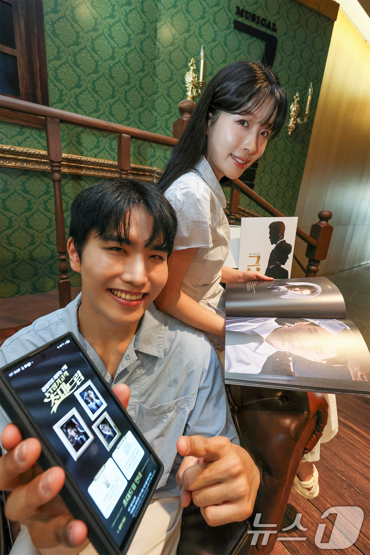 (서울=뉴스1) = KT는 장기 이용 고객 1200명을 서울 디큐브 링크아트센터에서 열리는 고(故) 김광석의 명곡을 바탕으로 한 뮤지컬 '그날들' 공연에 초청한다고 19일 밝혔다. …