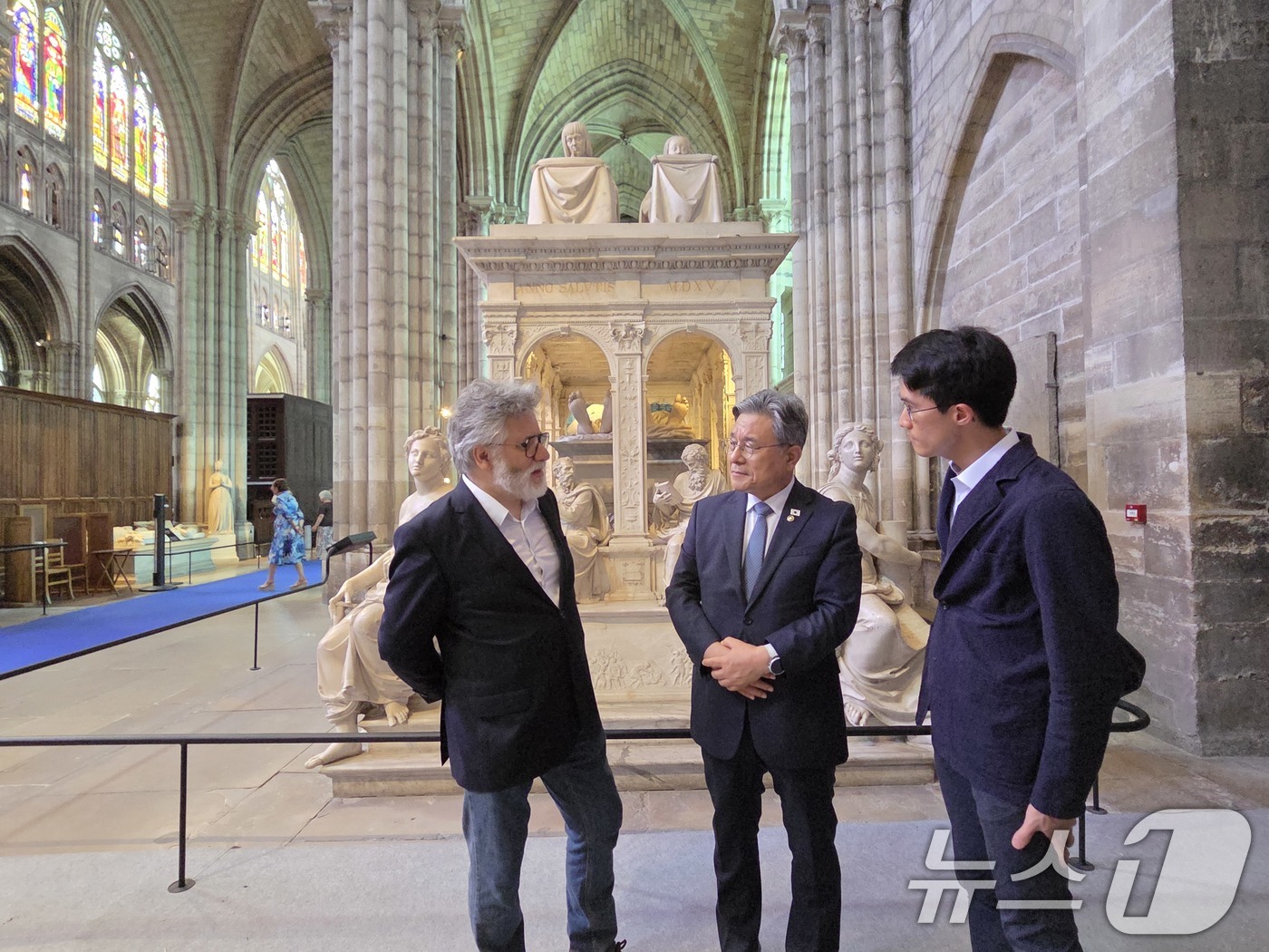 (서울=뉴스1) = 허민 국가유산청장(가운데)이 18일(현지시간) 프랑스 파리 국립기념물센터 산하 생드니 대성당을 방문, 현장 관리자인 세르주 산토스와 생드니 대성당의 문화유산 보 …