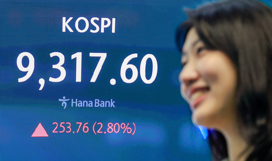 코스피 9300 돌파·삼전닉스 '신고가'…코스닥은 1000선 붕괴[개장시황]