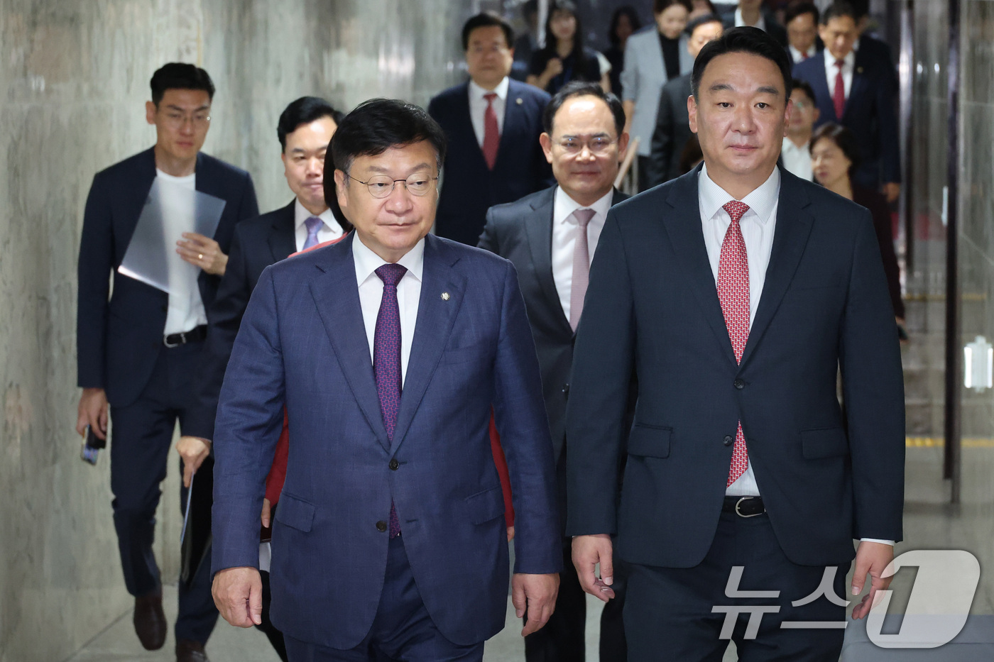 (서울=뉴스1) 신웅수 기자 = 정점식 국민의힘 원내대표와 정희용 사무총장이 19일 서울 여의도 국회에서 열린 원내대책회의에 참석하고 있다. 2026.6.19/뉴스1