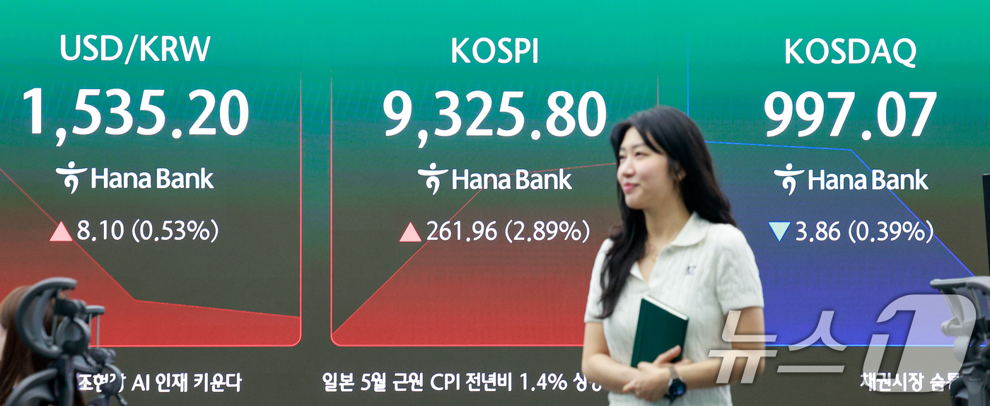 (서울=뉴스1) 안은나 기자 = 19일 오전 서울 중구 하나은행 본점 딜링룸 전광판에 코스피·코스닥 지수, 달러·원 환율 개장 후 시황이 나오고 있다. 2026.6.19/뉴스1
