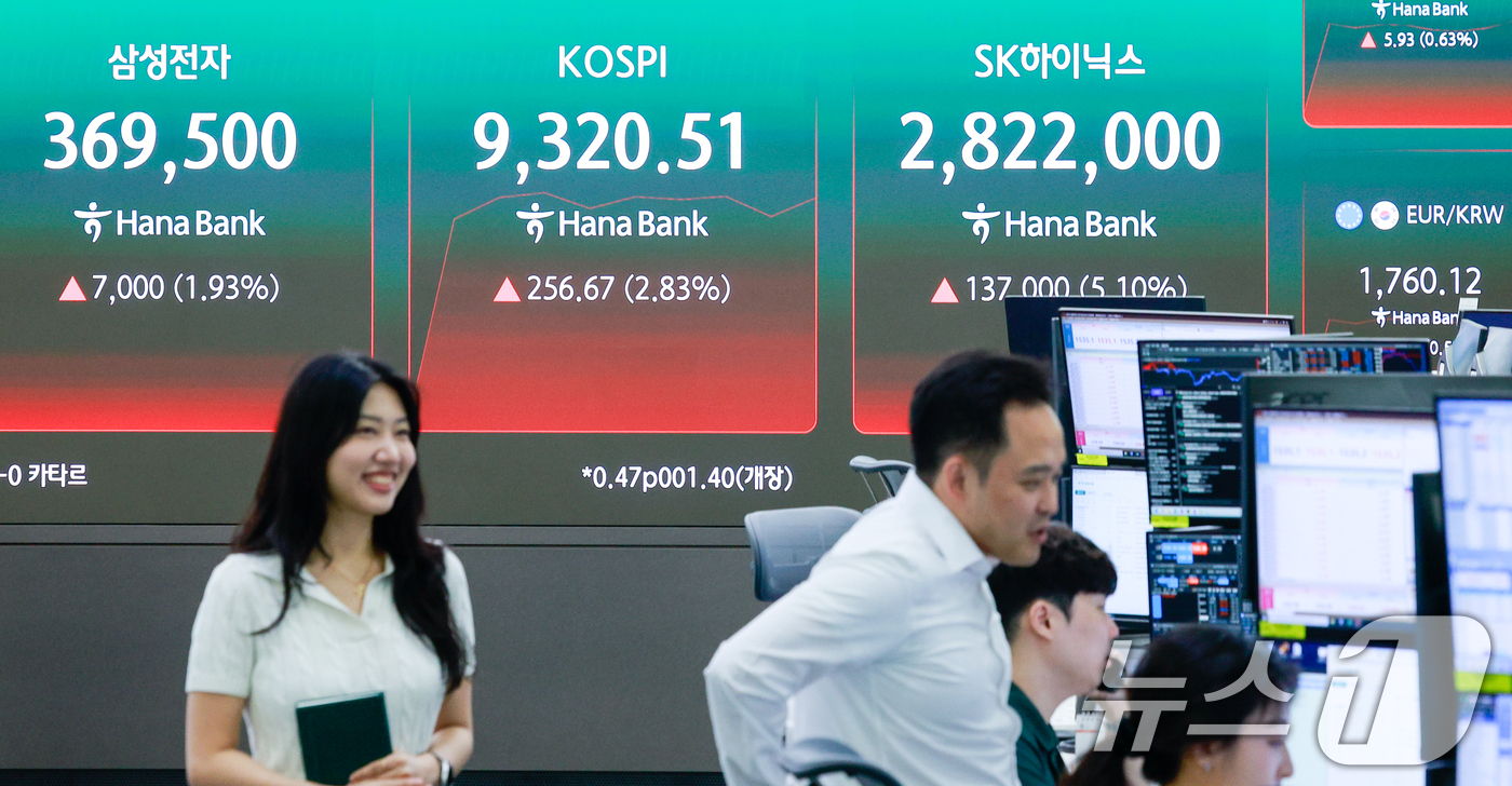 (서울=뉴스1) 안은나 기자 = 19일 오전 서울 중구 하나은행 본점 딜링룸 전광판에 코스피 지수 개장 후 시황과 SK하이닉스, 삼성전자 주가가 나오고 있다. 2026.6.19/뉴 …