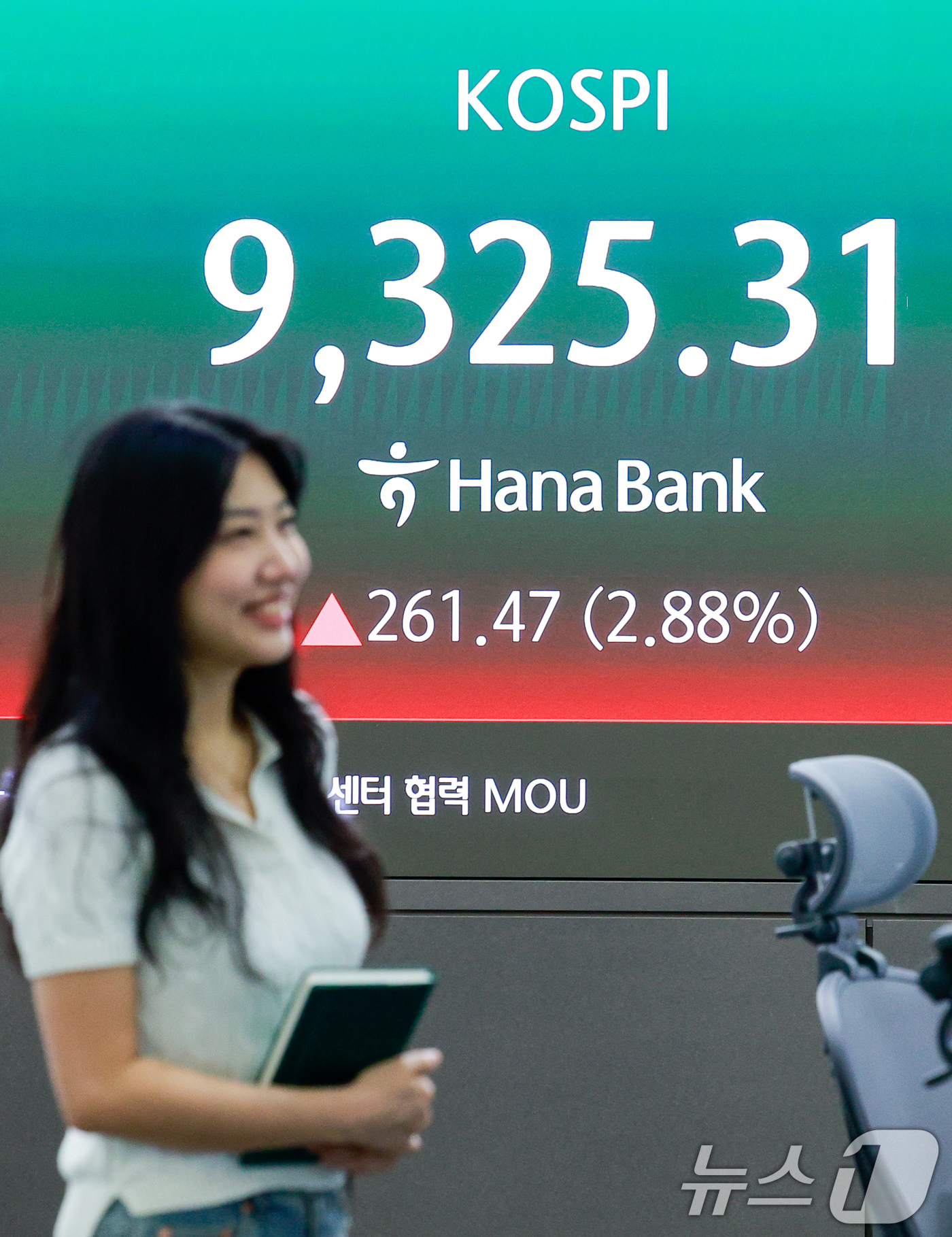 (서울=뉴스1) 안은나 기자 = 19일 오전 서울 중구 하나은행 본점 딜링룸 전광판에 코스피 지수 개장 후 시황이 나오고 있다. 2026.6.19/뉴스1