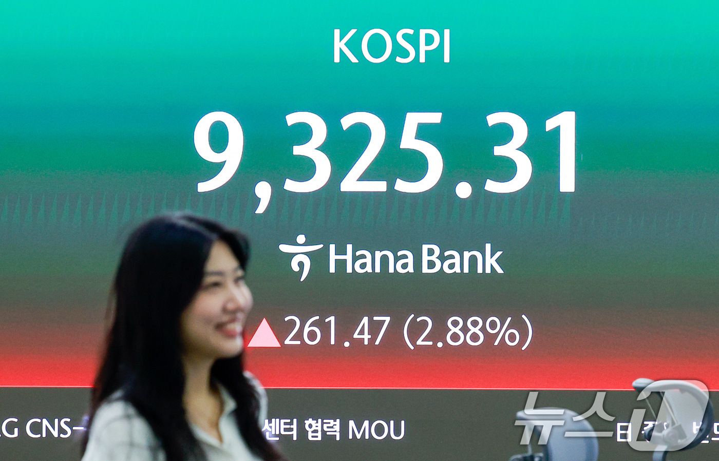 (서울=뉴스1) 안은나 기자 = 19일 오전 서울 중구 하나은행 본점 딜링룸 전광판에 코스피 지수 개장 후 시황이 나오고 있다. 2026.6.19/뉴스1
