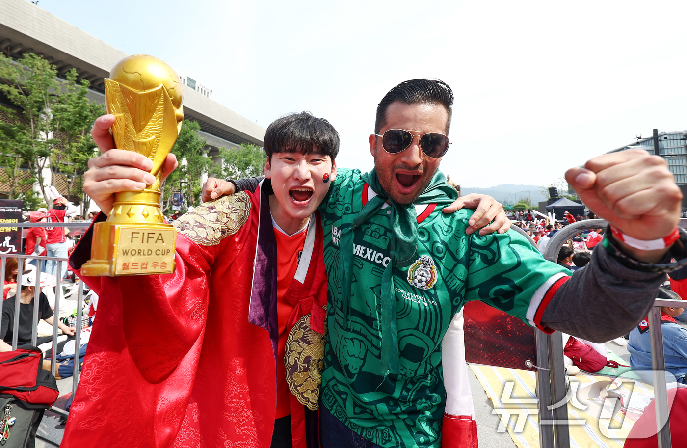 (서울=뉴스1) 김민지 기자 = 19일 오전 서울 종로구 광화문광장에서 2026 북중미월드컵 A조 조별리그 2차전 대한민국과 멕시코의 경기 거리 응원을 나선 시민과 멕시코 관광객이 …