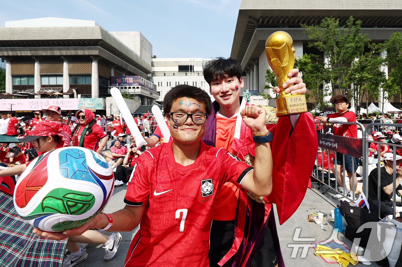 (서울=뉴스1) 김민지 기자 = 19일 오전 서울 종로구 광화문광장에서 2026 북중미월드컵 A조 조별리그 2차전 대한민국과 멕시코의 경기 거리 응원을 나선 시민들이 열띤 응원을 …