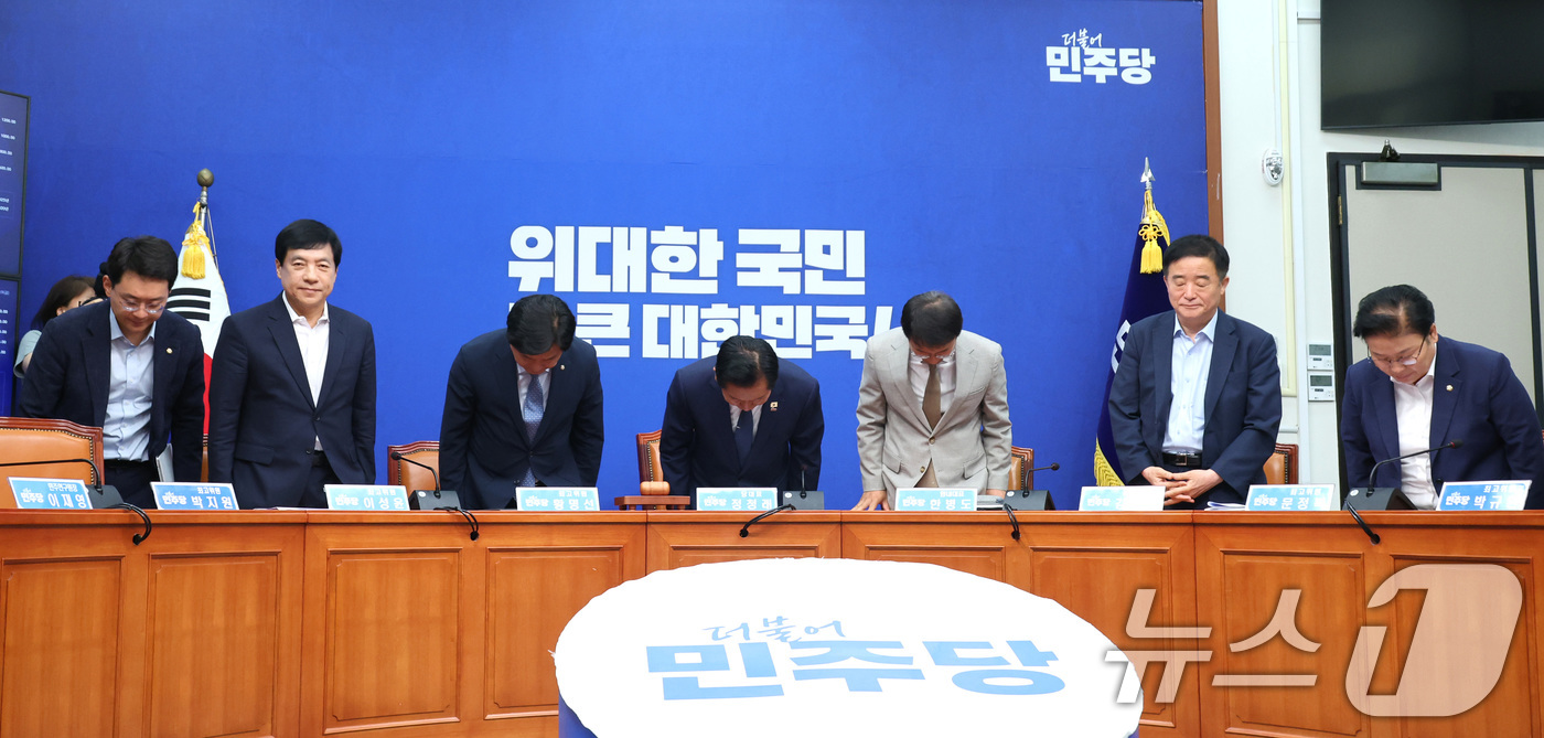 (서울=뉴스1) 신웅수 기자 = 정청래 더불어민주당 대표와 한병도 원내대표, 최고위원들이 19일 서울 여의도 국회에서 열린 최고위원회의에서 인사하고 있다. 2026.6.19/뉴스1 …