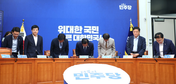 인사하는 더불어민주당 지도부