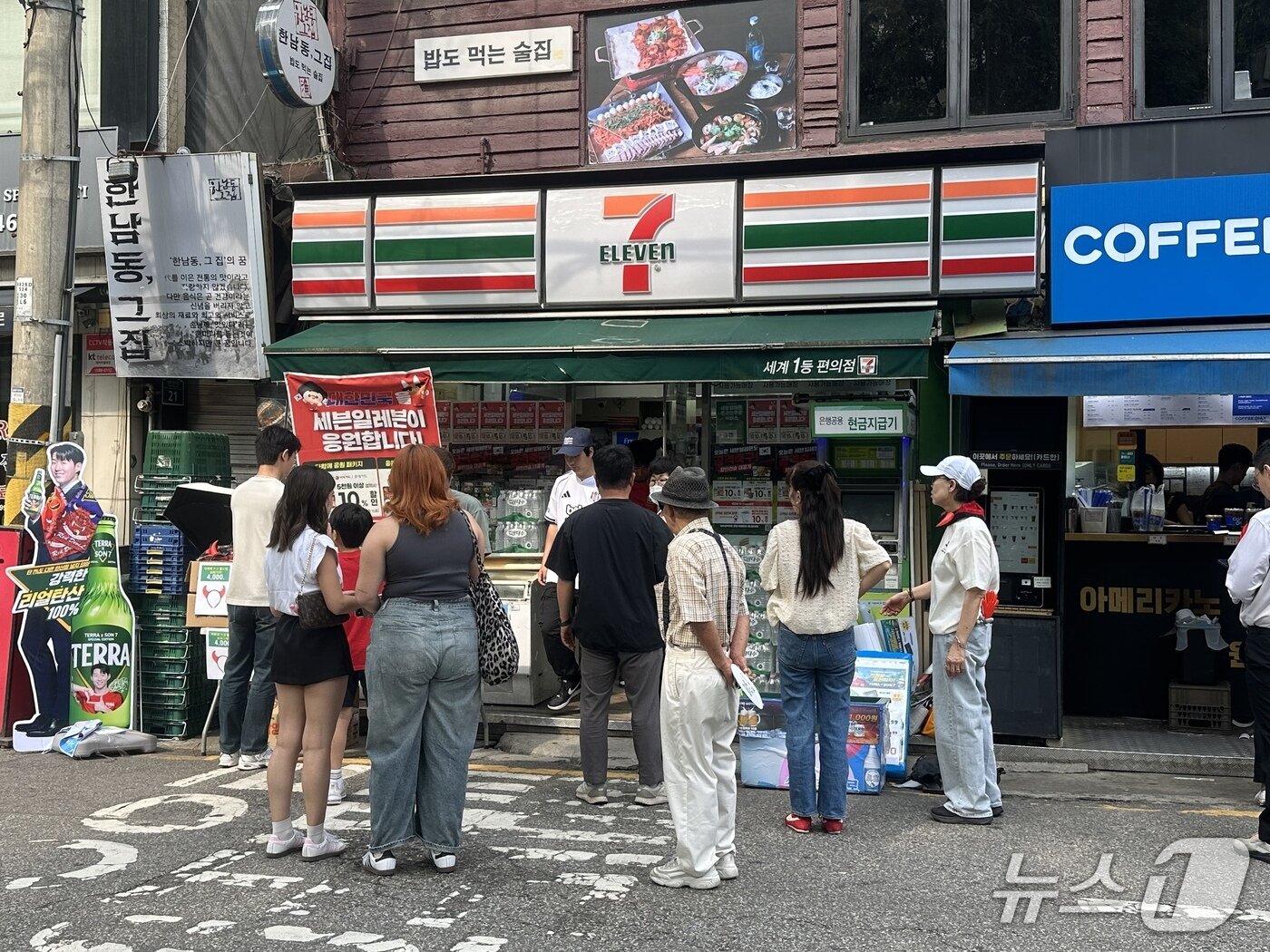본문 이미지 - 19일 오전 서울 광화문광장 인근의 한 편의점 밖에서 손님들이 대기하고 있다. 2026.6.19 ⓒ 뉴스1 한민아 기자