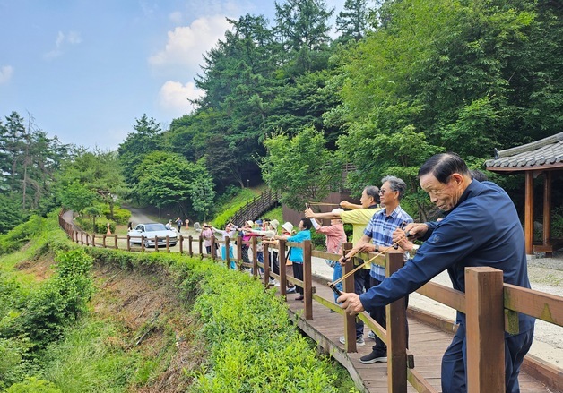 '치매 예방에 효과'…충주시보건소, 산림치유 프로그램 운영