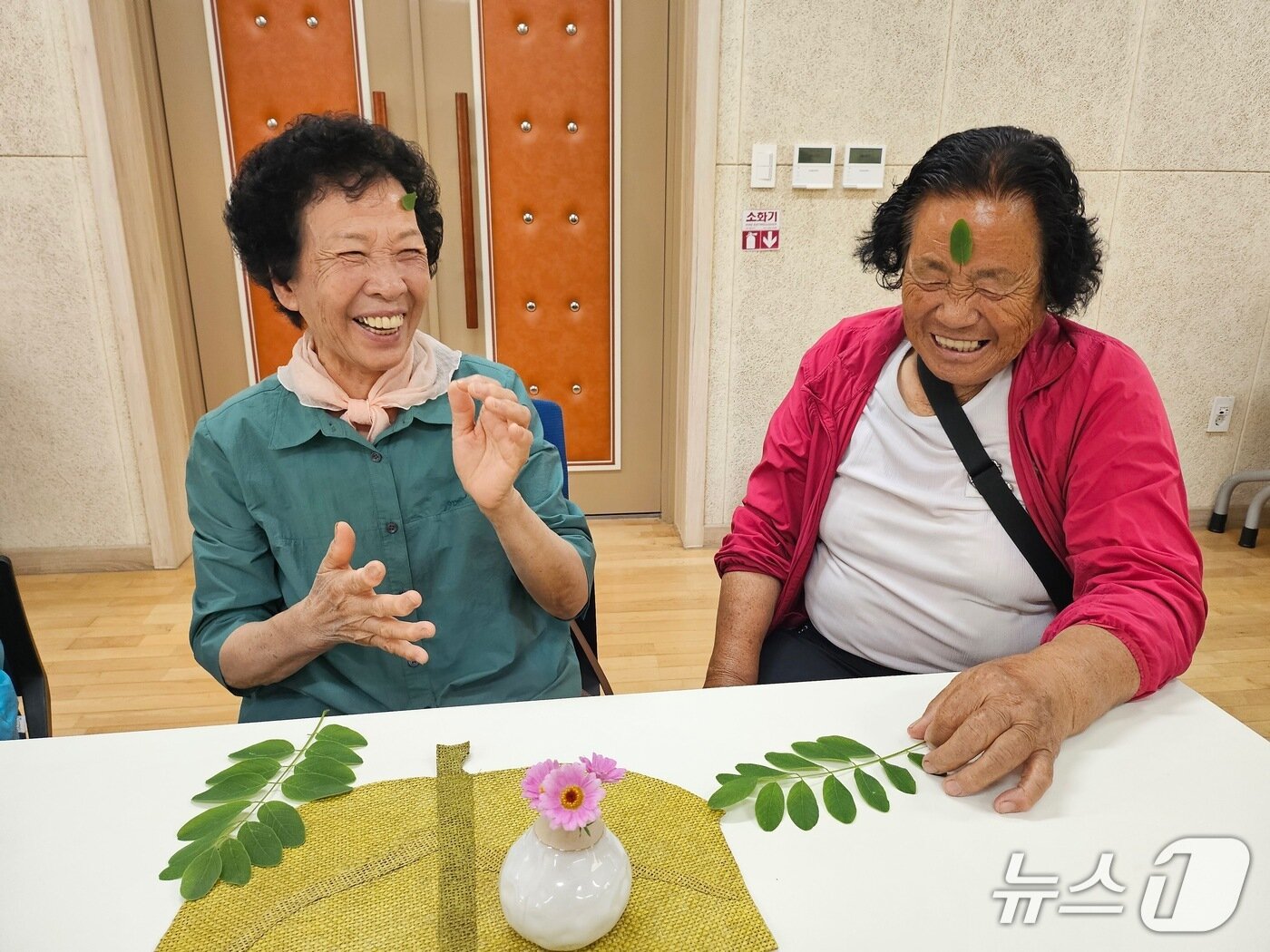 본문 이미지 -  충주시보건소 치매안심센터 산림치유 활동 자연물 놀이(충주시 제공. 재판매 및 DB금지)