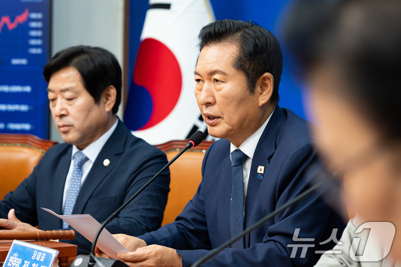 (서울=뉴스1) 유승관 기자 = 정청래 더불어민주당 대표가 19일 서울 여의도 국회에서 열린 최고위원회의에서 모두 발언을 하고 있다. 2026.6.19/뉴스1