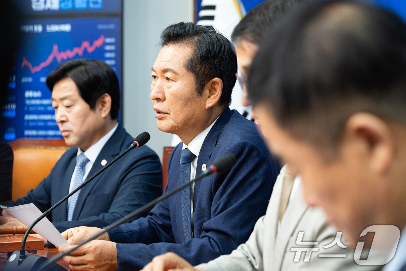 (서울=뉴스1) 유승관 기자 = 정청래 더불어민주당 대표가 19일 서울 여의도 국회에서 열린 최고위원회의에서 모두 발언을 하고 있다. 2026.6.19/뉴스1