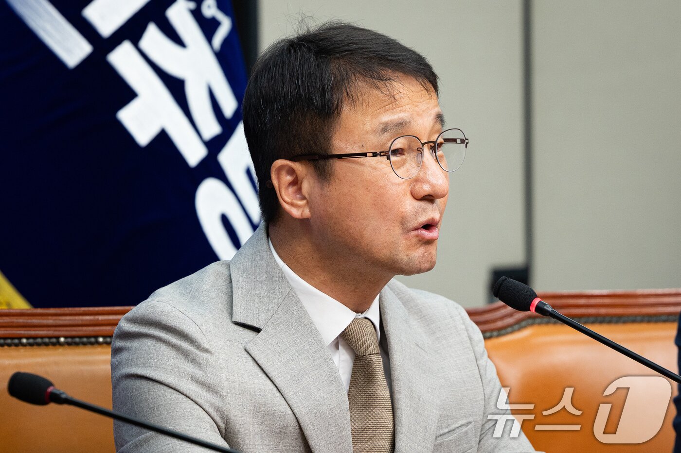 본문 이미지 - 한병도 더불어민주당 원내대표가 19일 서울 여의도 국회에서 열린 최고위원회의에서 모두 발언을 하고 있다. 2026.6.19 ⓒ 뉴스1 유승관 기자