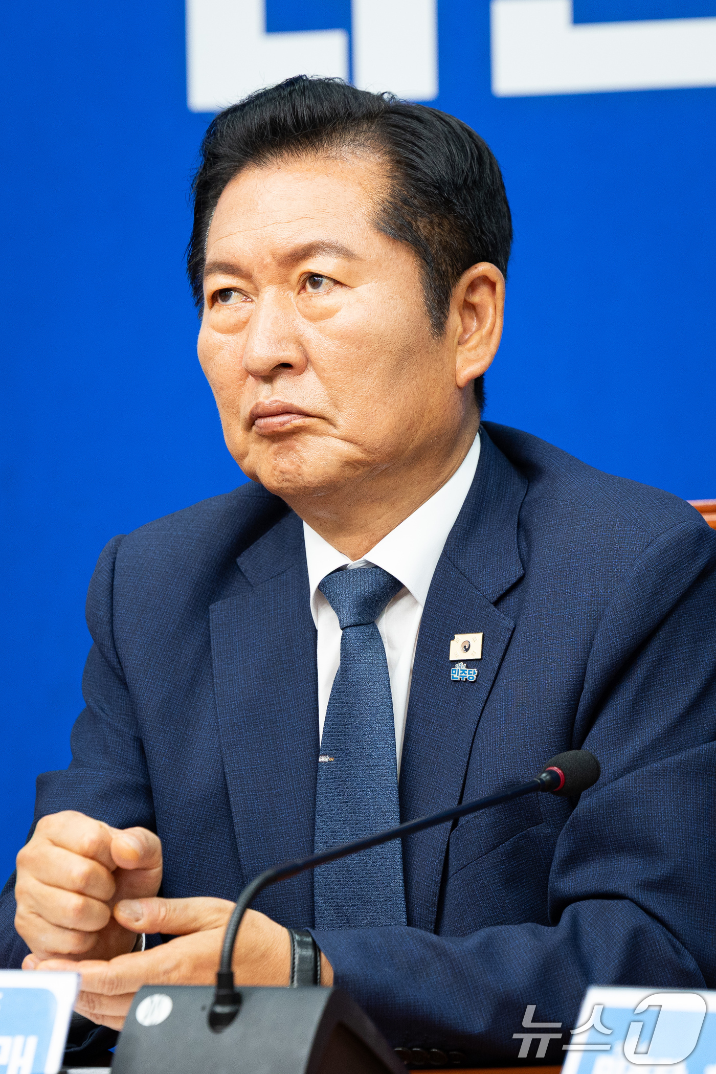(서울=뉴스1) 유승관 기자 = 정청래 더불어민주당 대표가 19일 서울 여의도 국회에서 열린 최고위원회의에서 생각에 잠겨 있다. 2026.6.19/뉴스1