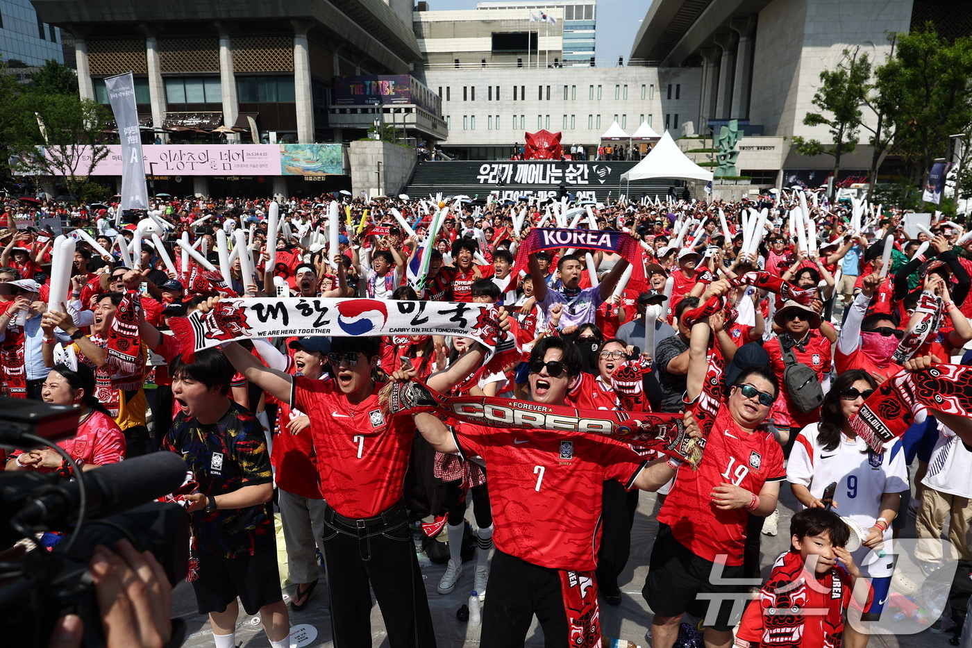 (서울=뉴스1) 김민지 기자 = 축구국가대표팀 공식 서포터즈 붉은악마를 비롯한 시민들이 19일 오전 서울 종로구 광화문광장에서 2026 북중미월드컵 A조 조별리그 2차전 대한민국과 …