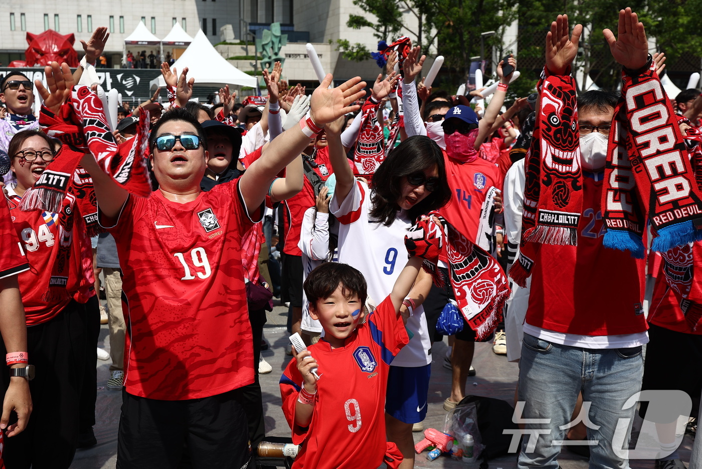 (서울=뉴스1) 김민지 기자 = 축구국가대표팀 공식 서포터즈 붉은악마를 비롯한 시민들이 19일 오전 서울 종로구 광화문광장에서 2026 북중미월드컵 A조 조별리그 2차전 대한민국과 …