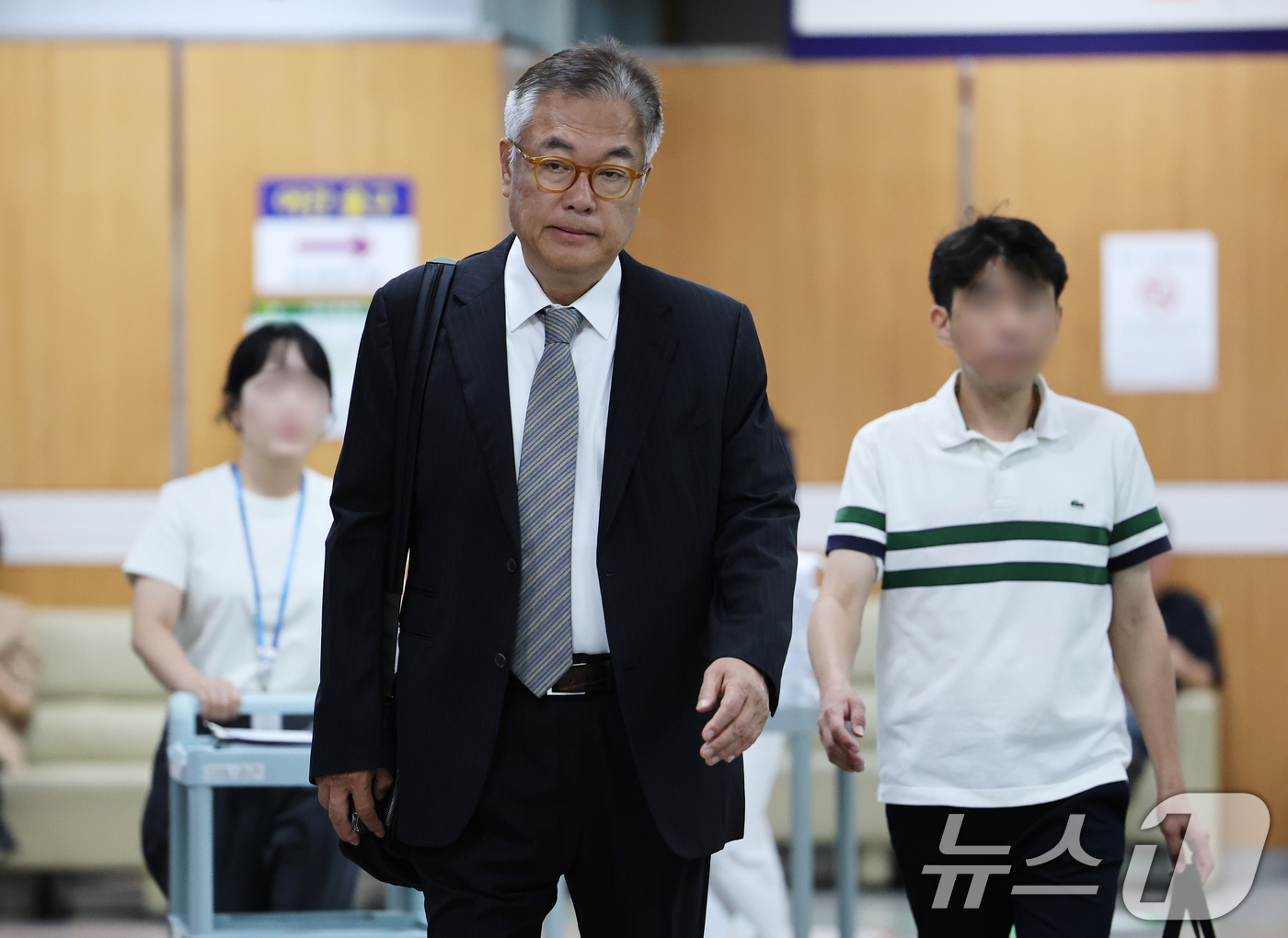 (서울=뉴스1) 오대일 기자 = 정진석 전 대통령 비서실장이 19일 서울 서초구 중앙지방법원에서 열린 '헌법재판관 미임명' 관련 직권남용 권리행사방해 등 공판에 출석하고 있다. 2 …