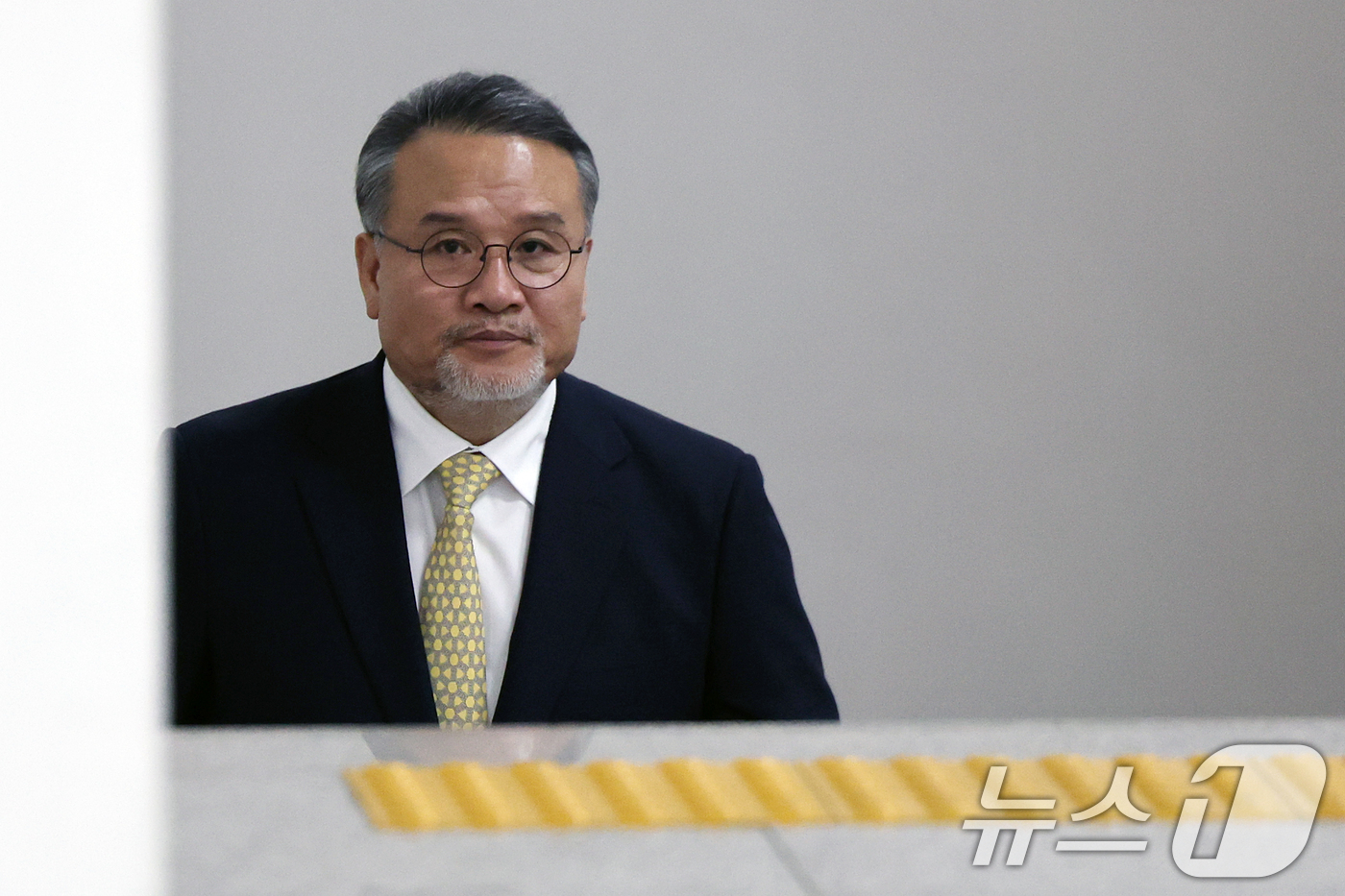 (서울=뉴스1) 오대일 기자 = '삼부토건 주가조작' 혐의를 받는 이일준 삼부토건 회장이 19일 서울 서초구 서울중앙지방법원에서 열린 자본시장과금융투자업에관한법률위반 공판에 출석하 …