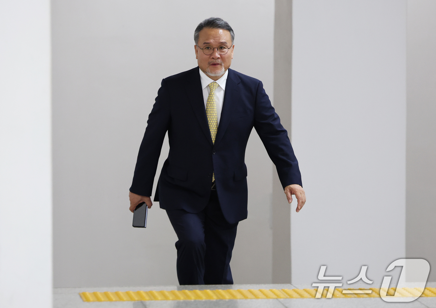 (서울=뉴스1) 오대일 기자 = '삼부토건 주가조작' 혐의를 받는 이일준 삼부토건 회장이 19일 서울 서초구 서울중앙지방법원에서 열린 자본시장과금융투자업에관한법률위반 공판에 출석하 …