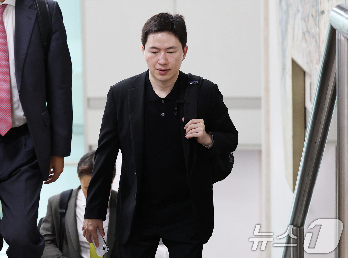 (서울=뉴스1) 오대일 기자 = 이원모 전 대통령실 공직기강비서관이 19일 서울 서초구 중앙지방법원에서 열린 '헌법재판관 미임명' 관련 직권남용 권리행사방해 등 공판에 출석하고 있 …