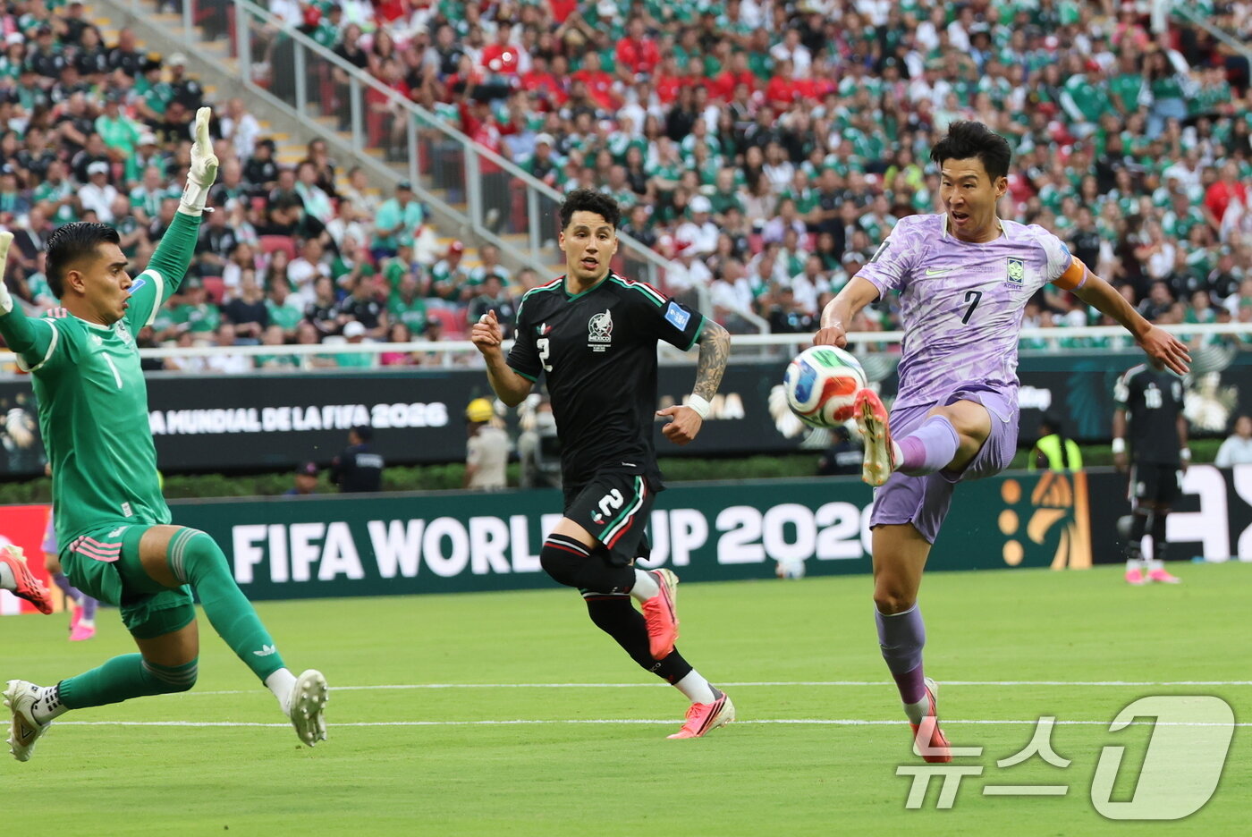 본문 이미지 - 대한민국 축구국가대표팀 손흥민이 18일(현지시간) 멕시코 과달라하라 스타디움에서 열린 2026 북중미 월드컵 A조 조별리그 2차전 대한민국과 멕시코의 경기에서 슈팅을 하고 있다. 2026.6.19 ⓒ 뉴스1 박지혜 기자