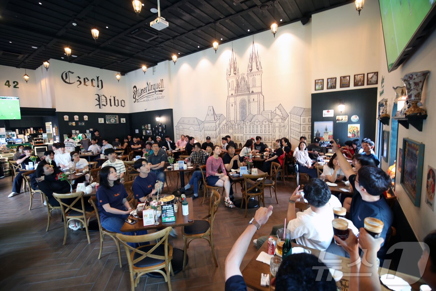 본문 이미지 - 19일 오전 광주 광산구의 한 식당을 찾은 시민들이 대형 스크린 앞에 모여 대한민국 축구 대표팀의 월드컵 경기를 응원하고 있다 2026.6.19 ⓒ 뉴스1 조수민 수습기자