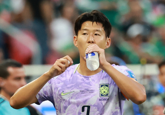손흥민 '목 축이고'