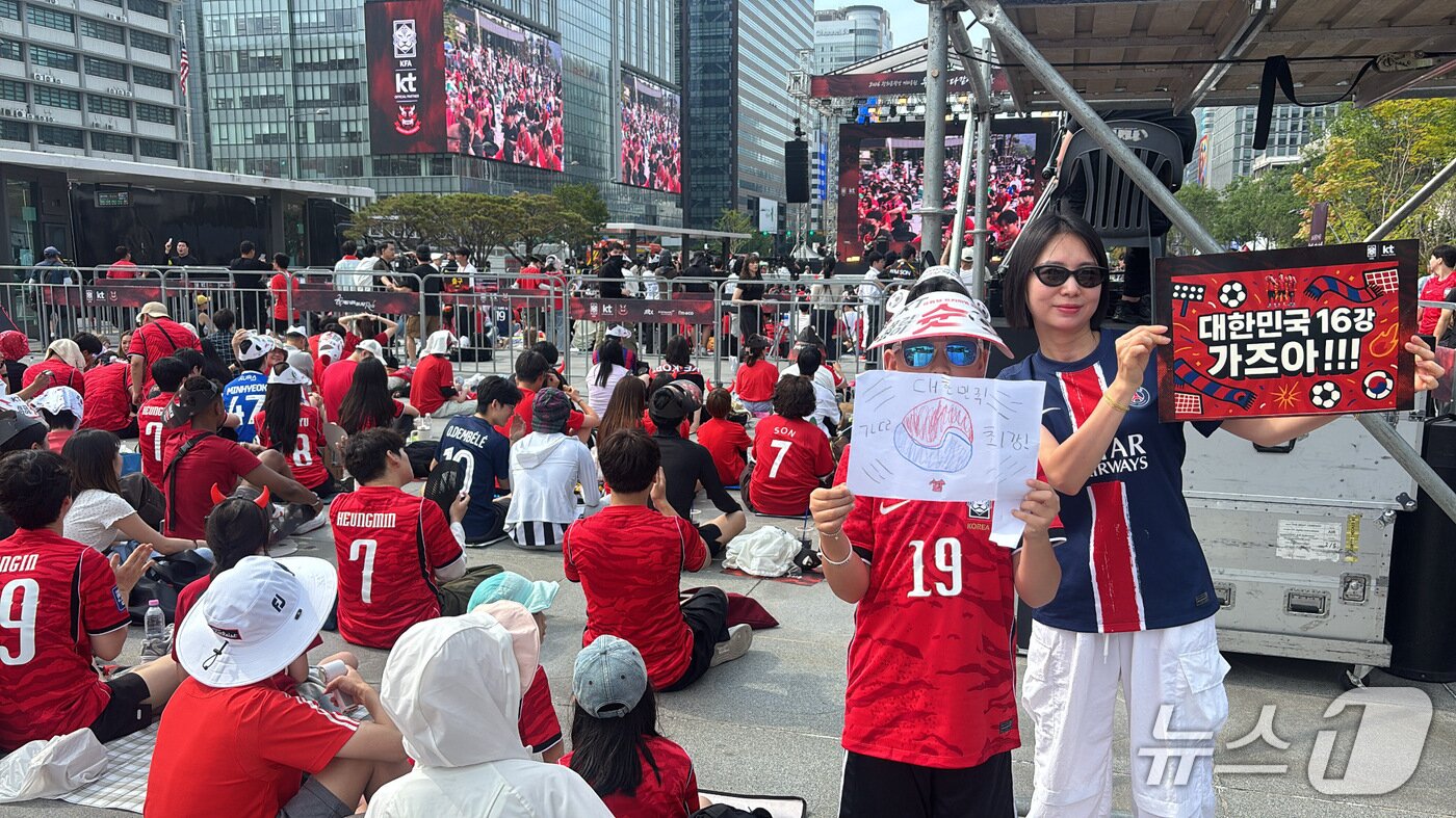 본문 이미지 - 이강인 선수의 소속팀(파리 생제르맹 FC)과 국가대표 유니폼을 각각 입은 박지영(41·여)씨와 김지우(10)군의 모습. 2026.6.19 ⓒ 뉴스1 신윤하 기자