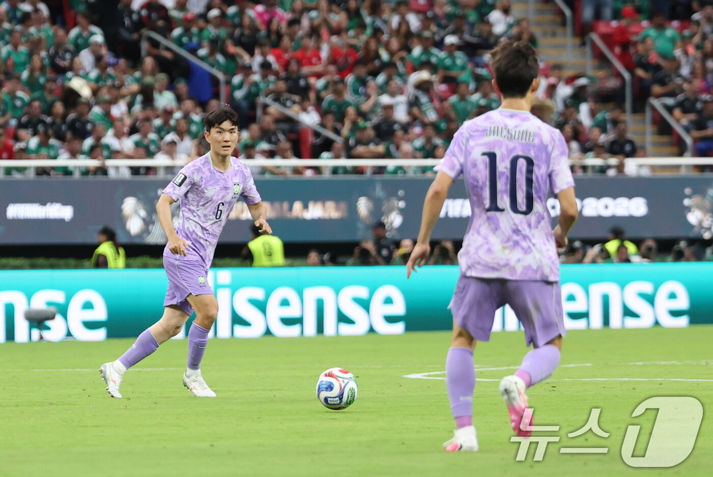 본문 이미지 - 대한민국 축구국가대표팀 황인범이 18일(현지시간) 멕시코 과달라하라 스타디움에서 열린 2026 북중미 월드컵 A조 조별리그 2차전 대한민국과 멕시코의 경기에서 이재성에게 볼을 패스하고 있다. 2026.6.19 ⓒ 뉴스1 박지혜 기자