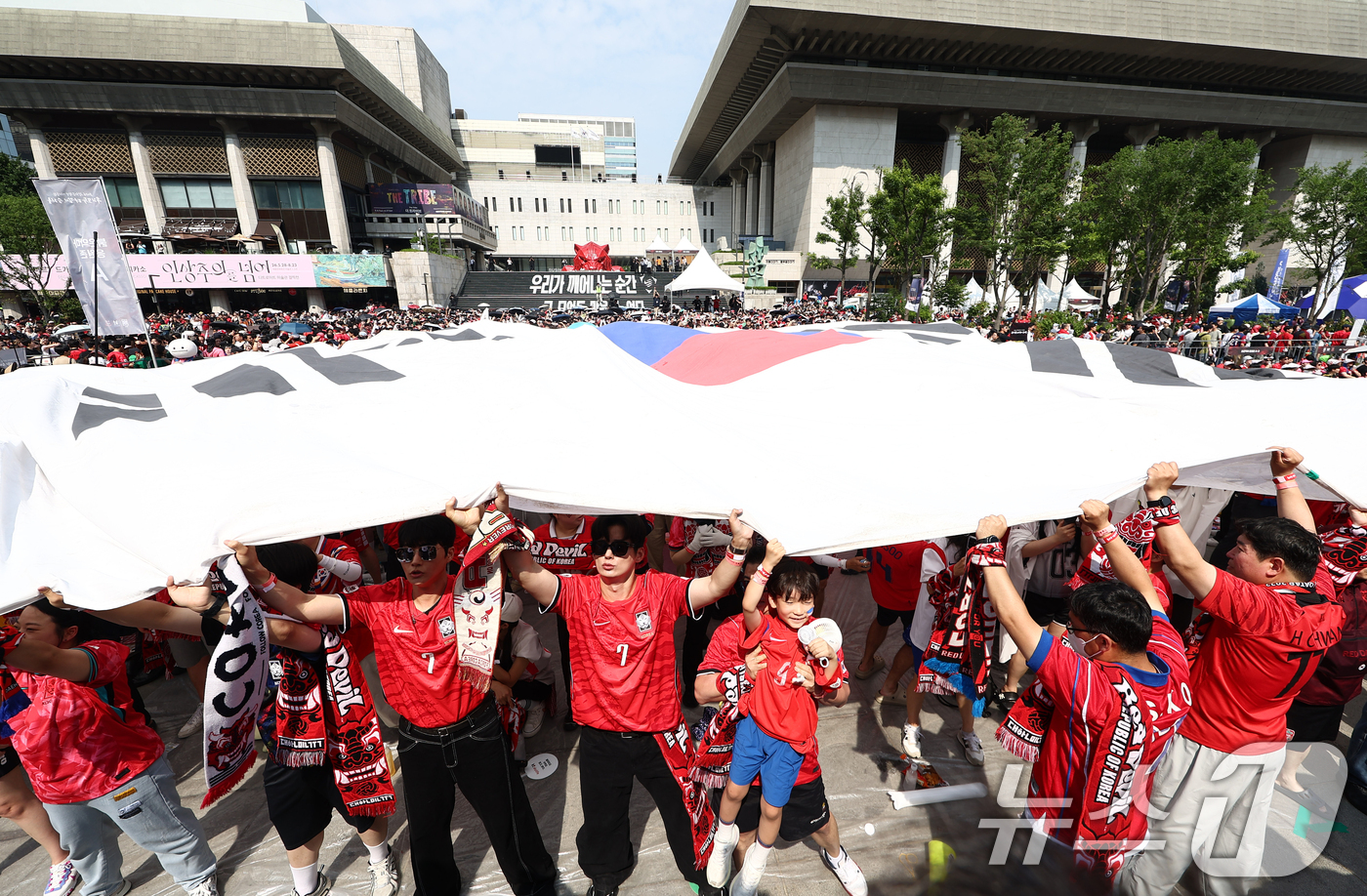 (서울=뉴스1) 김민지 기자 = 축구국가대표팀 공식 서포터즈 붉은악마를 비롯한 시민들이 19일 오전 서울 종로구 광화문광장에서 2026 북중미월드컵 A조 조별리그 2차전 대한민국과 …