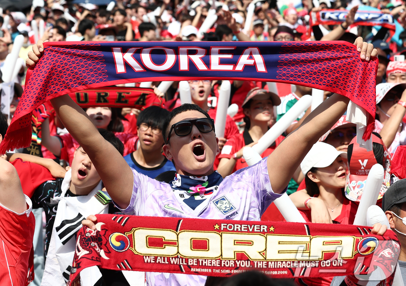 (서울=뉴스1) 김민지 기자 = 축구국가대표팀 공식 서포터즈 붉은악마를 비롯한 시민들이 19일 오전 서울 종로구 광화문광장에서 2026 북중미월드컵 A조 조별리그 2차전 대한민국과 …