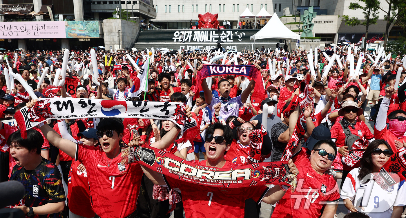 (서울=뉴스1) 김민지 기자 = 축구국가대표팀 공식 서포터즈 붉은악마를 비롯한 시민들이 19일 오전 서울 종로구 광화문광장에서 2026 북중미월드컵 A조 조별리그 2차전 대한민국과 …