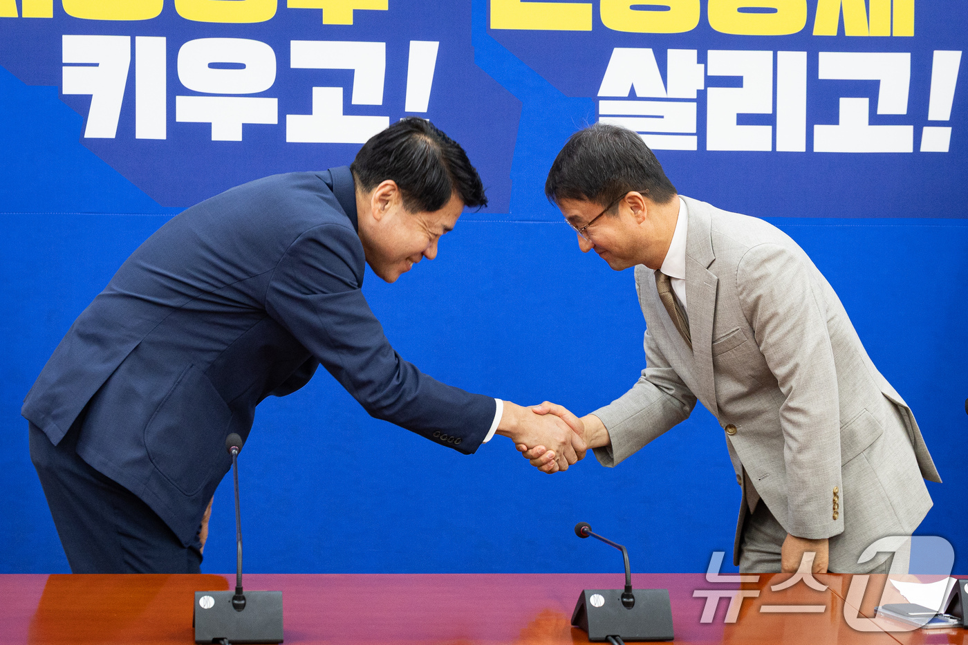 (서울=뉴스1) 유승관 기자 = 한병도 더불어민주당 원내대표가 19일 서울 여의도 국회에서 김준형 조국혁신당 신임 원내대표를 접견, 손을 맞잡고 있다. 2026.6.19/뉴스1