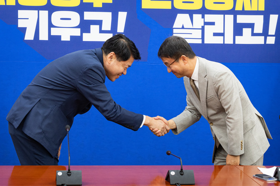 인사 나누는 한병도 더불어민주당 원내대표와 김준형 조국혁신당 원내대표