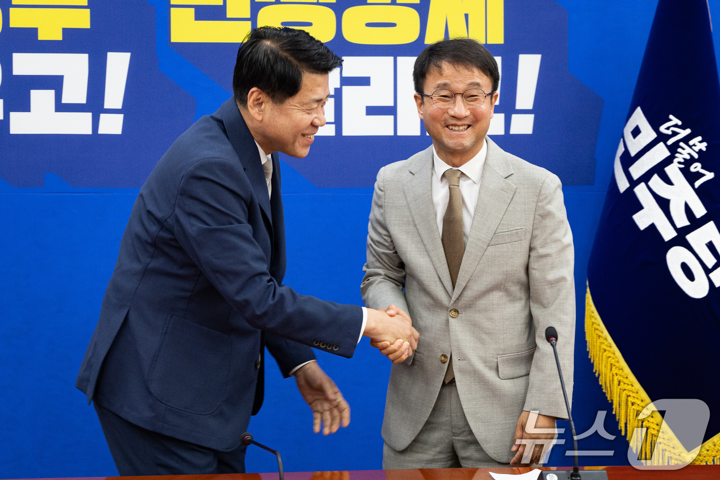 (서울=뉴스1) 유승관 기자 = 한병도 더불어민주당 원내대표가 19일 서울 여의도 국회에서 김준형 조국혁신당 신임 원내대표를 접견, 손을 맞잡고 있다. 2026.6.19/뉴스1