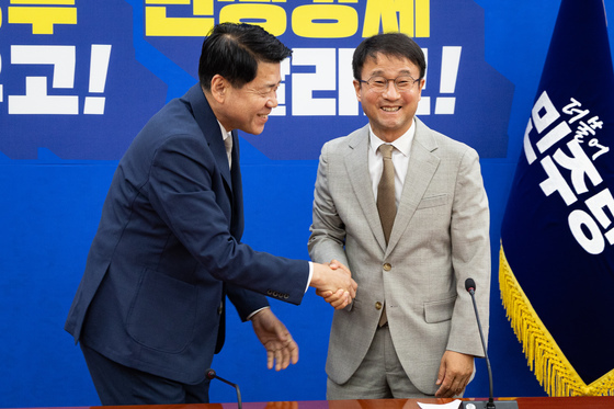 김준형 조국혁신당 신임 원내대표 취임 축하하는 한병도 민주당 원내대표