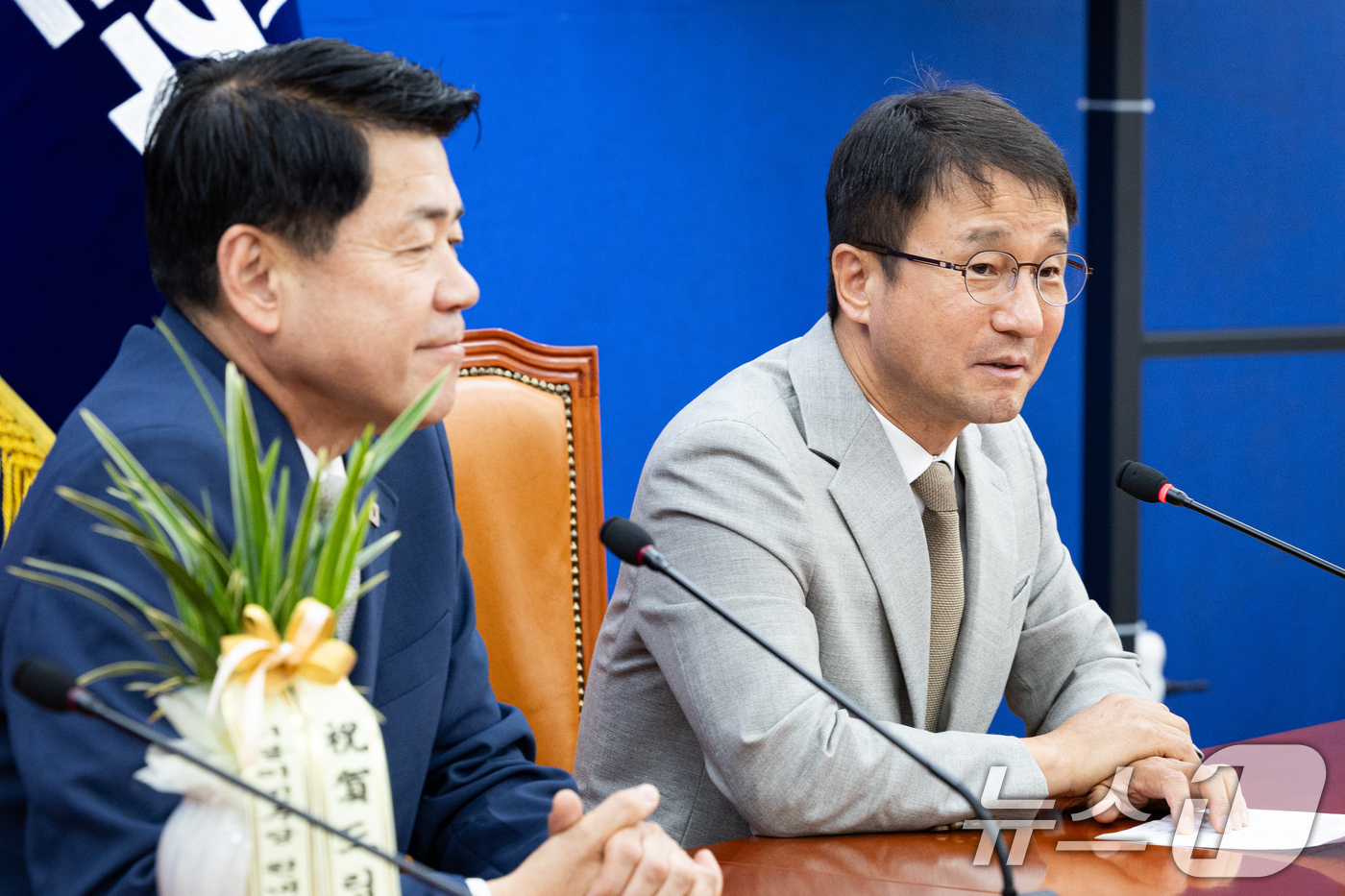 (서울=뉴스1) 유승관 기자 = 한병도 더불어민주당 원내대표가 19일 서울 여의도 국회에서 김준형 조국혁신당 신임 원내대표를 접견, 인사말을 하고 있다. 2026.6.19/뉴스1