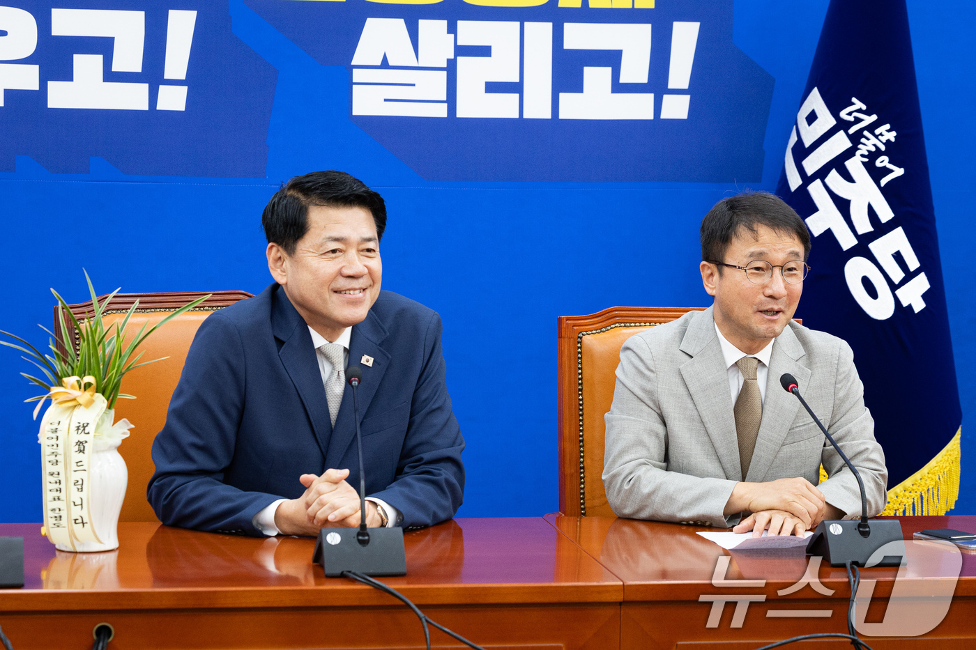 (서울=뉴스1) 유승관 기자 = 한병도 더불어민주당 원내대표가 19일 서울 여의도 국회에서 김준형 조국혁신당 신임 원내대표를 접견, 인사말을 하고 있다. 2026.6.19/뉴스1