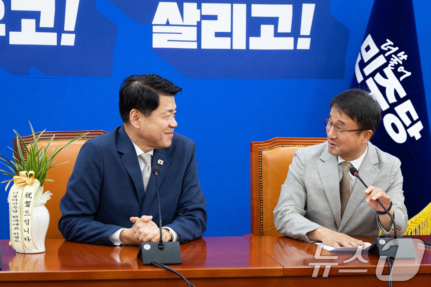 (서울=뉴스1) 유승관 기자 = 한병도 더불어민주당 원내대표가 19일 서울 여의도 국회에서 김준형 조국혁신당 신임 원내대표를 접견, 인사말을 하고 있다. 2026.6.19/뉴스1