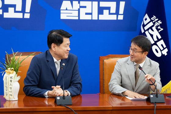 김준형 조국혁신당 신임 원내대표 축하하는 한병도 원내대표