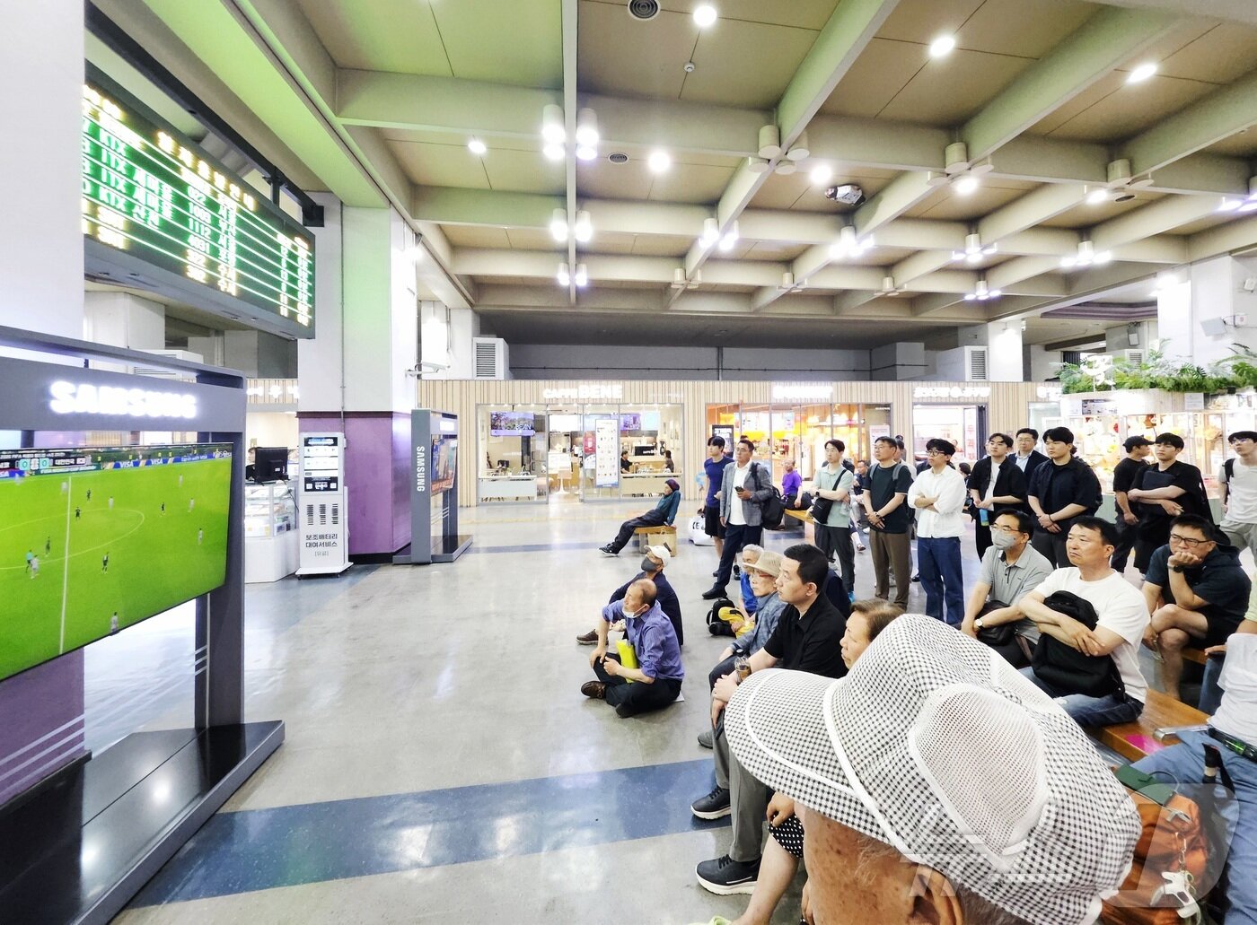 본문 이미지 - 19일 오전 대구 동구 동대구역 대합실에서 시민들이 대한민국 축구 국가대표팀의 '2026 FIFA(국제축구연맹) 북중미 월드컵' 본선 조별리그 2차전 한국 대 멕시코 전을 시청하고 있다. 2026.6.19 ⓒ 뉴스1 남승렬 기자