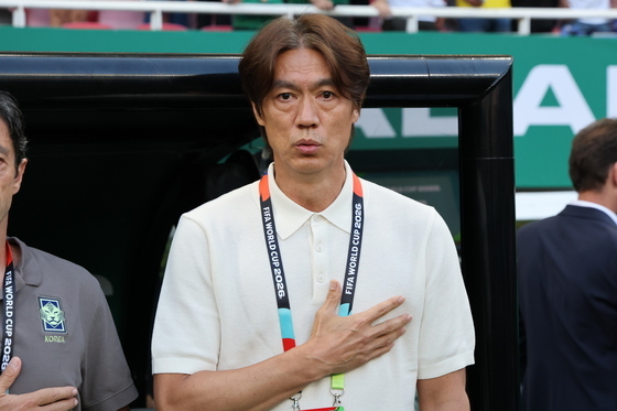 애국가 부르는 홍명보 감독