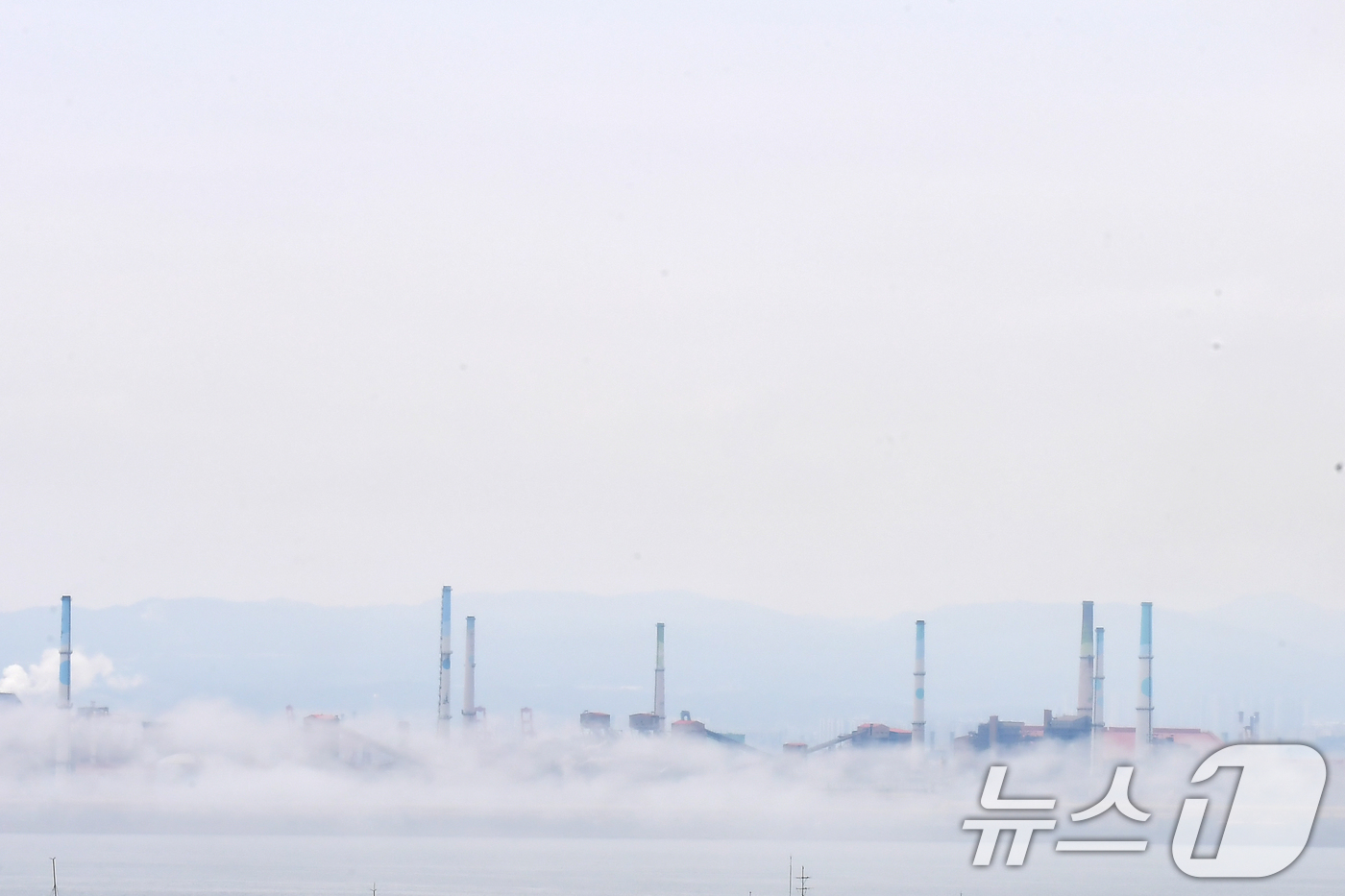 (포항=뉴스1) 최창호 기자 = 19일 오전 포스코  포항제철소가 해무에 덮여 있다. 2026.6.19/뉴스1