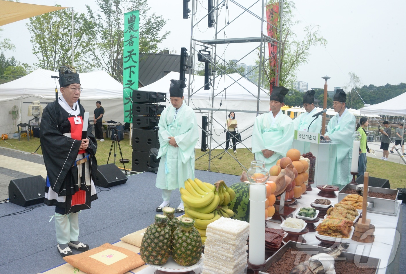 (전주=뉴스1) 유경석 기자 = 우범기 전주시장이 19일 전북 전주시 덕진공원에서 열린 2026 전주단오 풍년기원제에 참석해 한 해 농사의 풍년을 기원하고 있다. 2026.6.19 …
