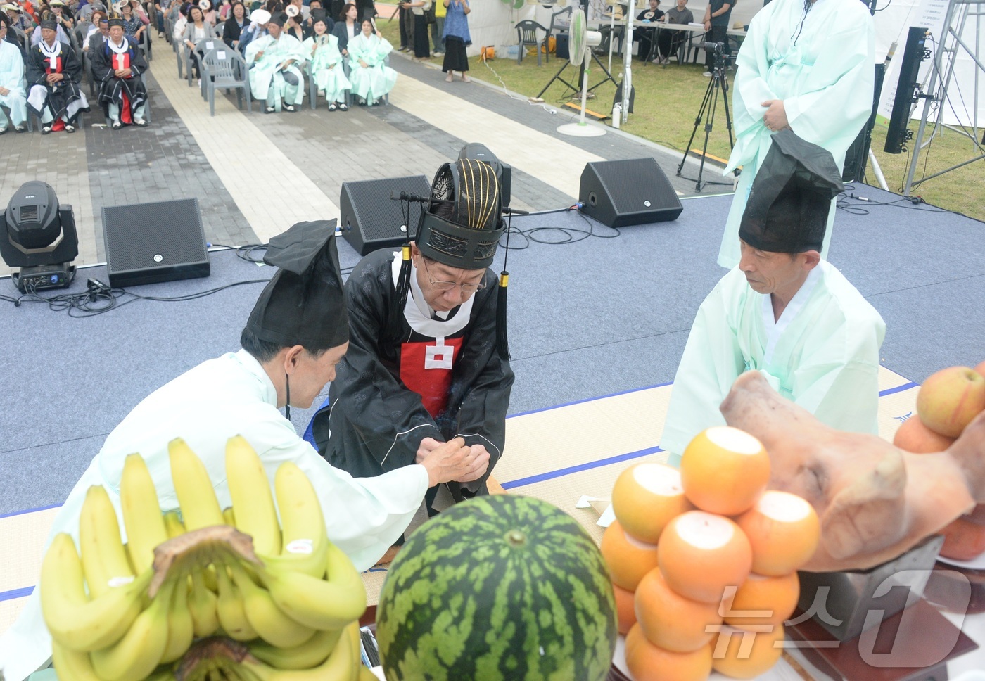 (전주=뉴스1) 유경석 기자 = 우범기 전주시장이 19일 전북 전주시 덕진공원에서 열린 2026 전주단오 풍년기원제에 참석해 한 해 농사의 풍년을 기원하고 있다. 2026.6.19 …