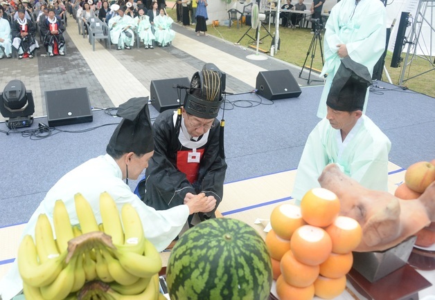 풍년 기원하며 잔 올리는 우범기 시장